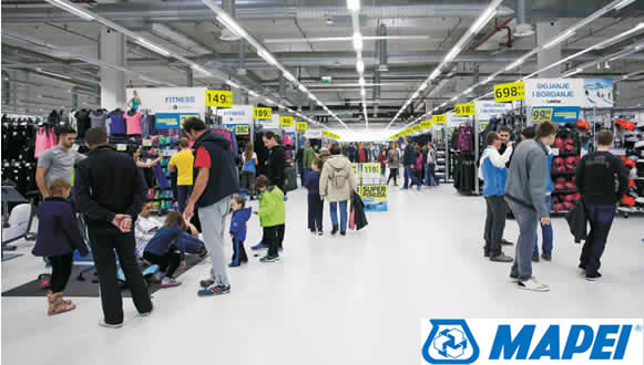 Podna površina u trgovini sportske opreme Decathlon u Zagrebu