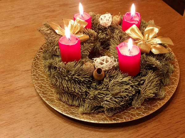 Stalak za tortu kao adventski vijenac
