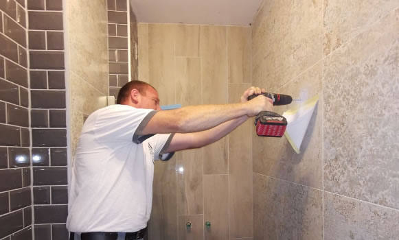 Montaža tuš paravana u kupaonici od 3 kvadrata