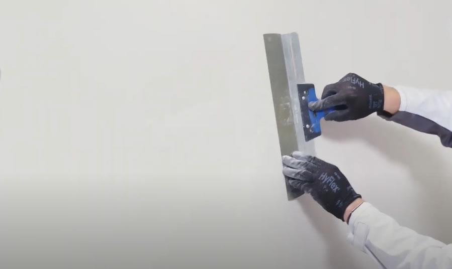 VIDEO: Ugradnja mase za zaglađivanje na žbukani zid