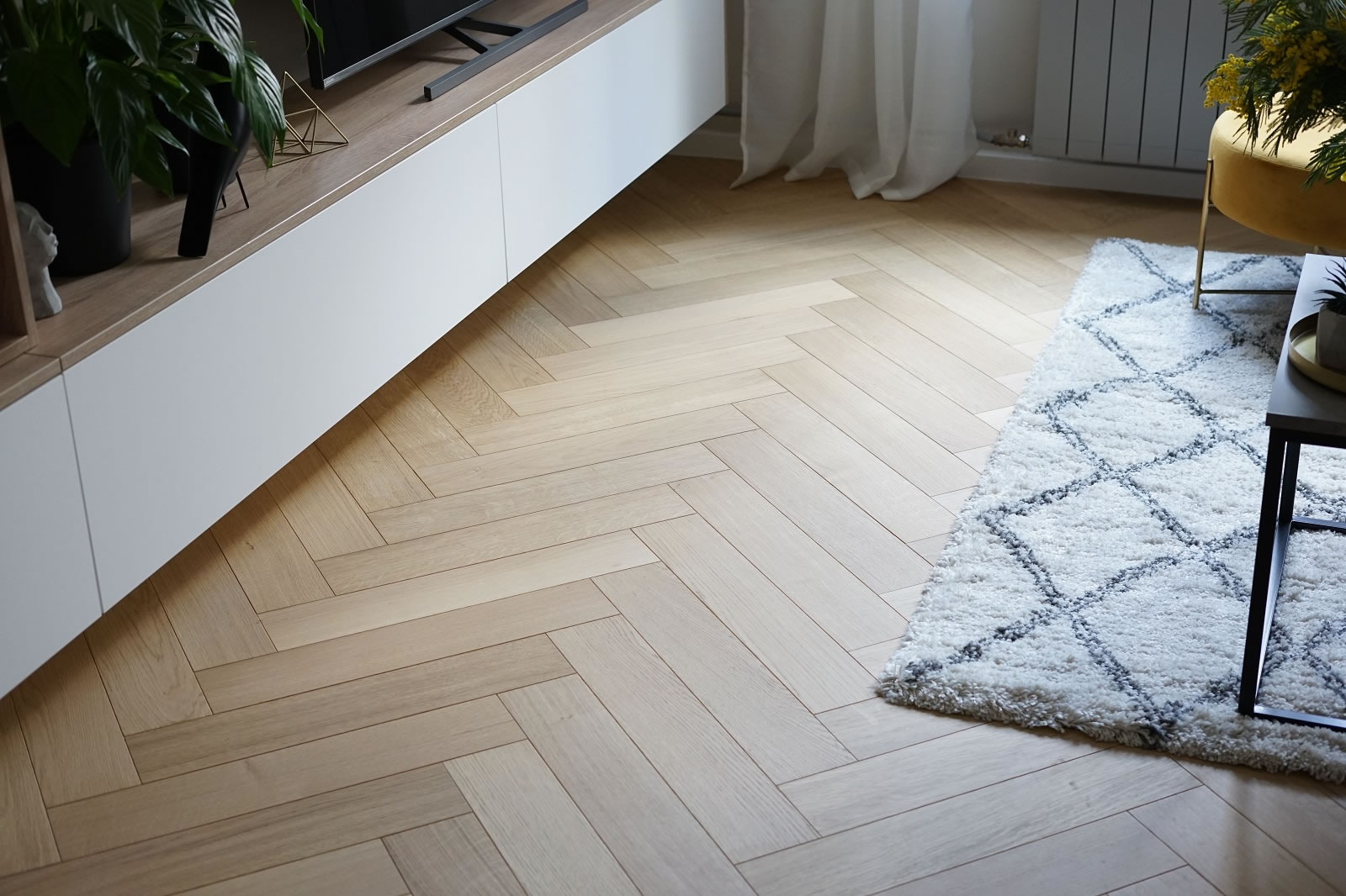 Hrastov parket u izvedbi riblje kosti ispunjava sve zahtjeve modernih interijera