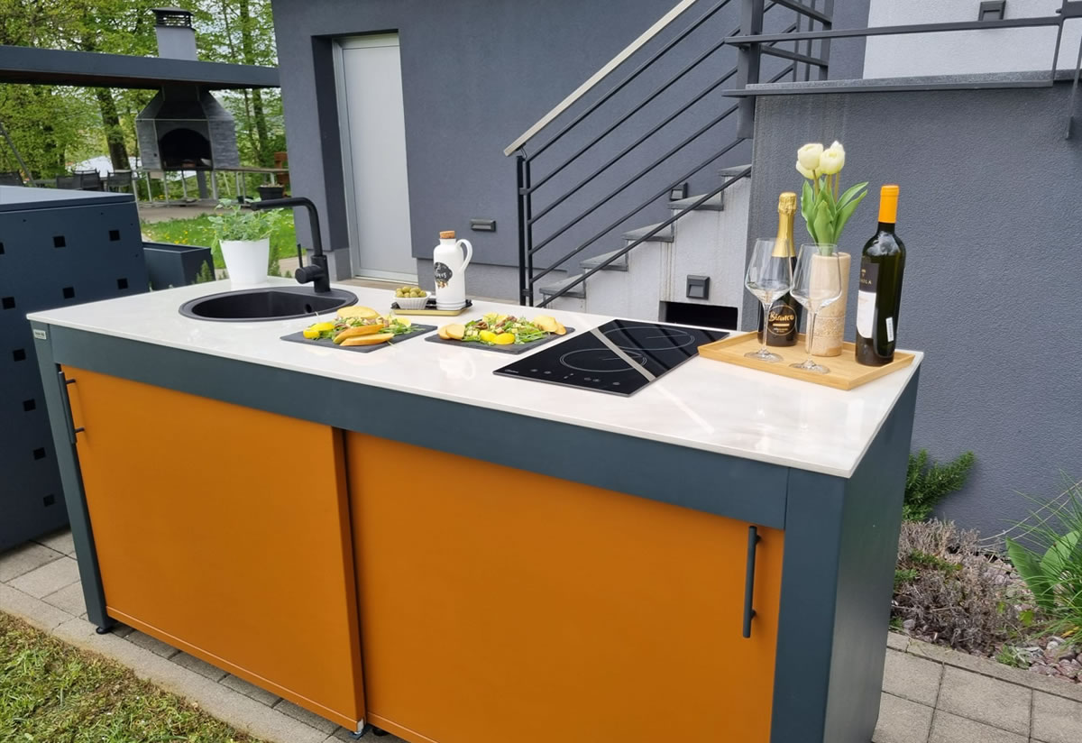 Dovedite svoju okućnicu do savršenstva s elegantnim spremištima, gredicama i vrtnom kuhinjom
