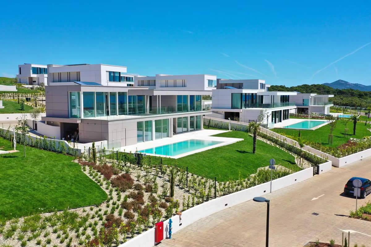 Uređenje okoliša naselja LIOQA TOURIST RESORT: Beton - Lučko proizvodi idealni i za najzahtjevnije projekte