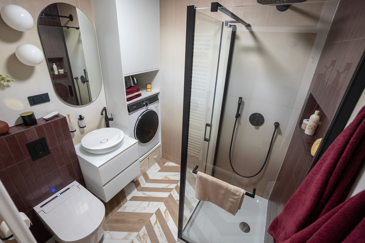 Četiri vrste pločica u jednoj kupaonici: Odvažan dizajn u 4,5 m²