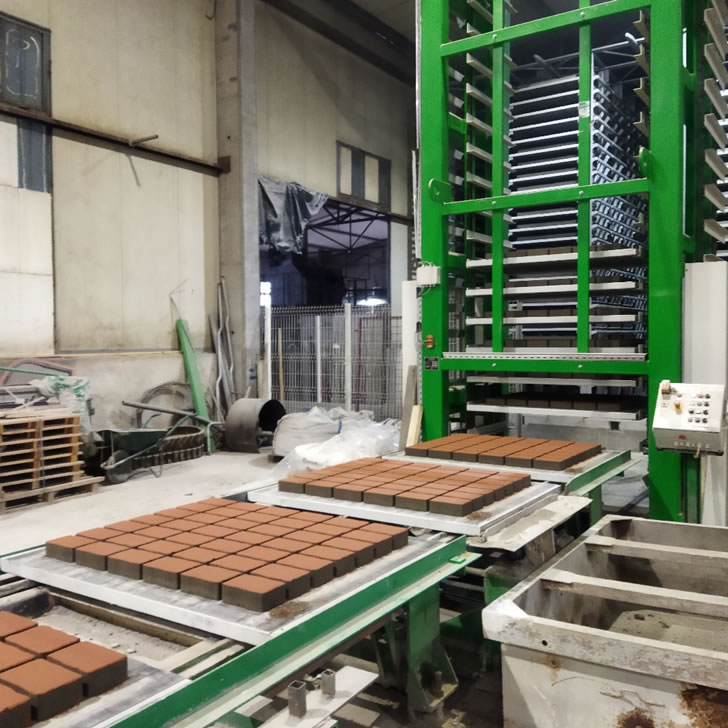 Pepeo gradi budućnost – inovativni cement s pepelom drvne biomase prvi put korišten za proizvodnju betonskih opločnika i klupa