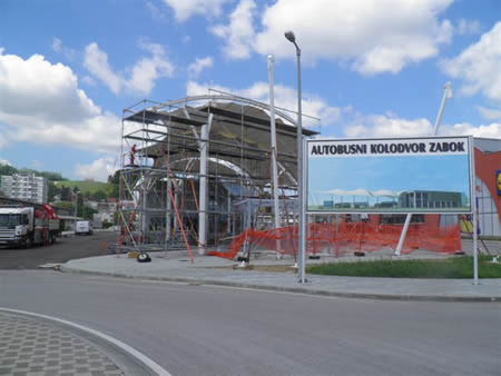 Izvedba krova iznad perona od cerada napetih preko čelične konstrukcije: Autobusni kolodvor Zabok