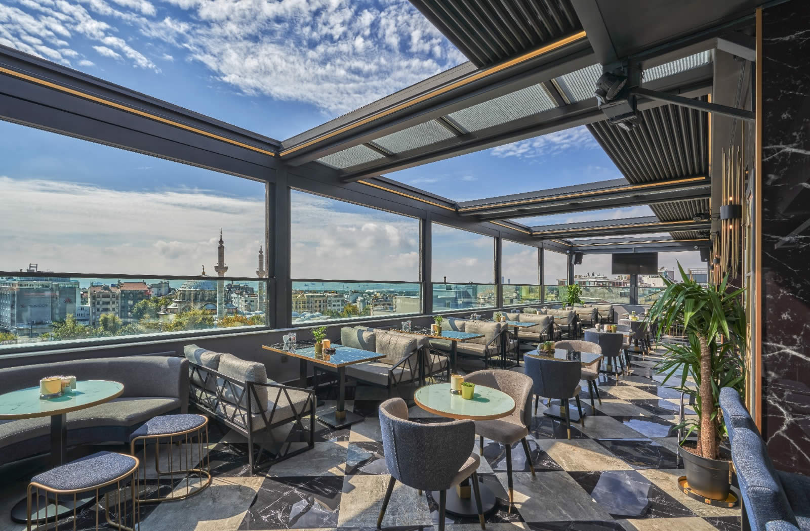 Bioklimatska pergola SKYROOF PRESTIGE i podesivi parapetni sistem - Invenico sistemi