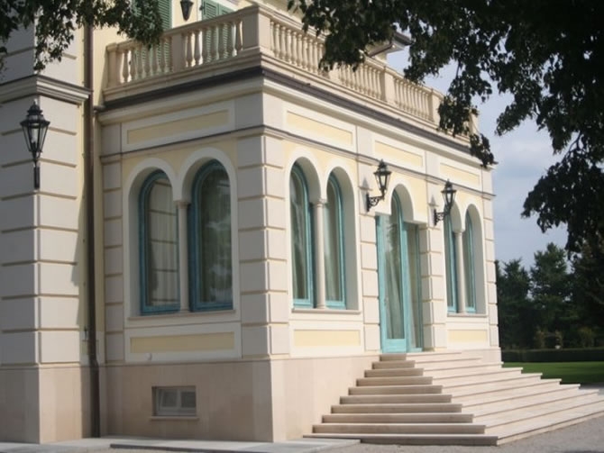 Kamene stepenice, kameni stupovi i kamena ograda (balustrada)
