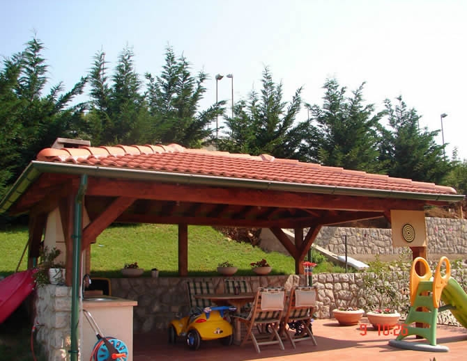 Okućnica: Drvena nadstrešnica