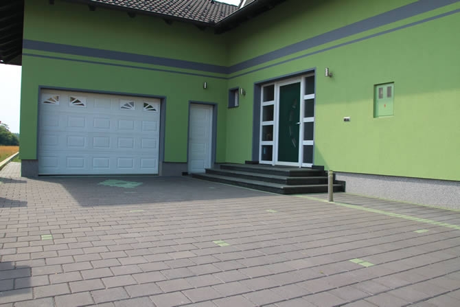 Okućnica, dvorište: Betonski opločnici