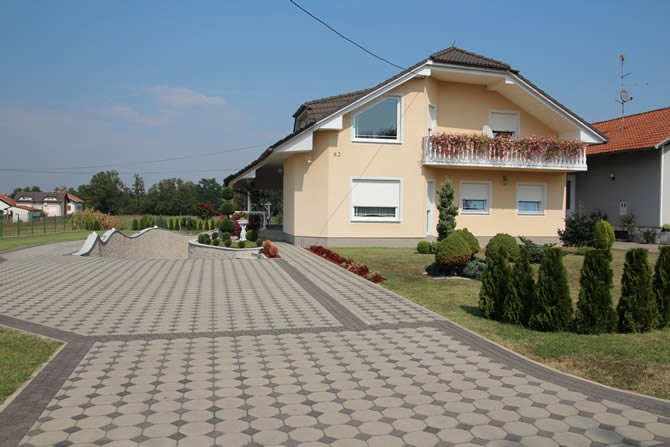 Okućnica, dvorište: Betonski opločnici