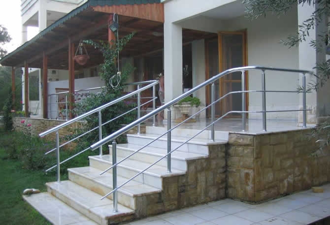 Staklena ograda sa aluminijskim nosačima