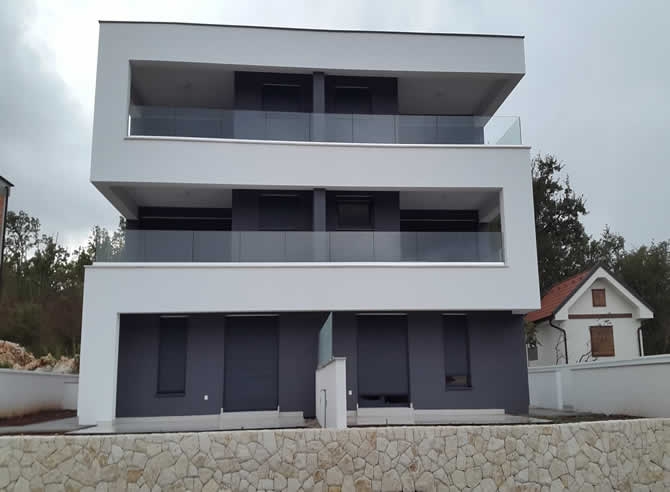 Staklena ograda sa aluminijskim nosačima