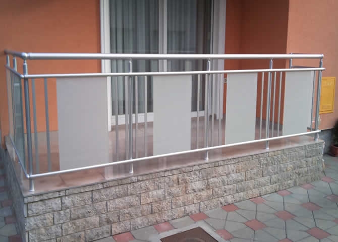 Staklena ograda sa aluminijskim nosačima