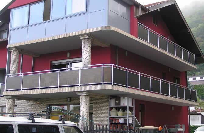 Staklena ograda sa aluminijskim nosačima