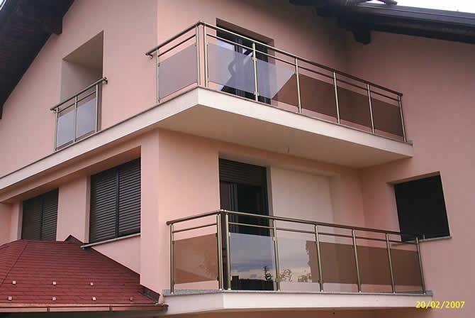 Staklena ograda sa aluminijskim nosačima