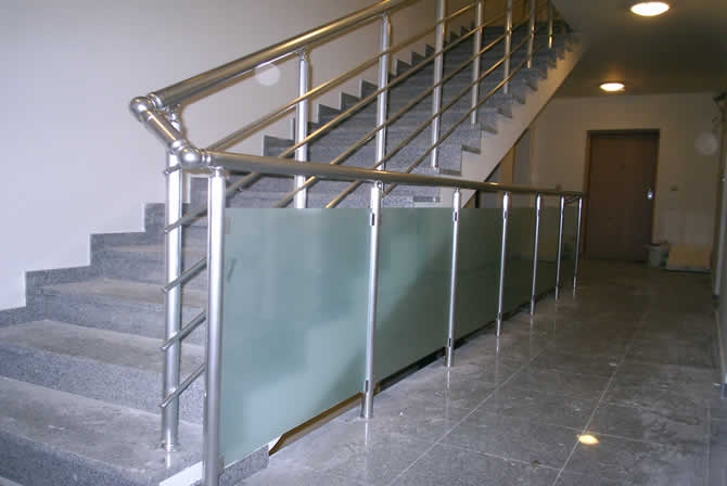 Staklena ograda sa aluminijskim nosačima
