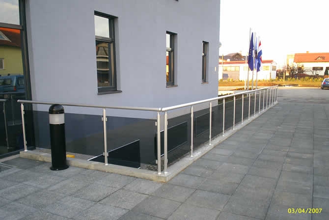 Staklena ograda sa aluminijskim nosačima