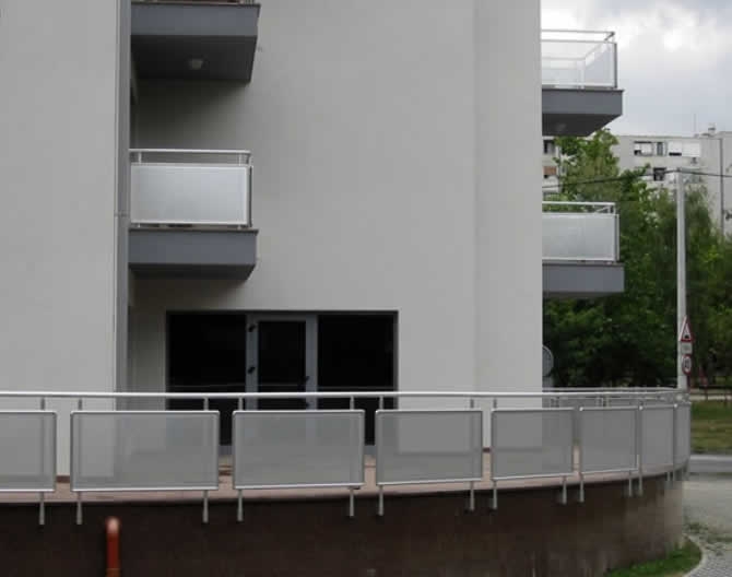 Staklena ograda sa aluminijskim nosačima