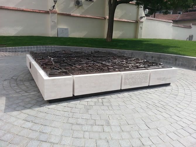 Trg: Mramorne ploče na spomeniku
