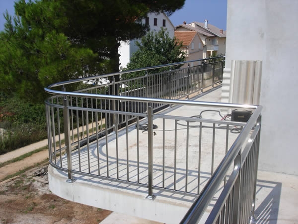 Balkonska INOX ograda s okomitom ispunom