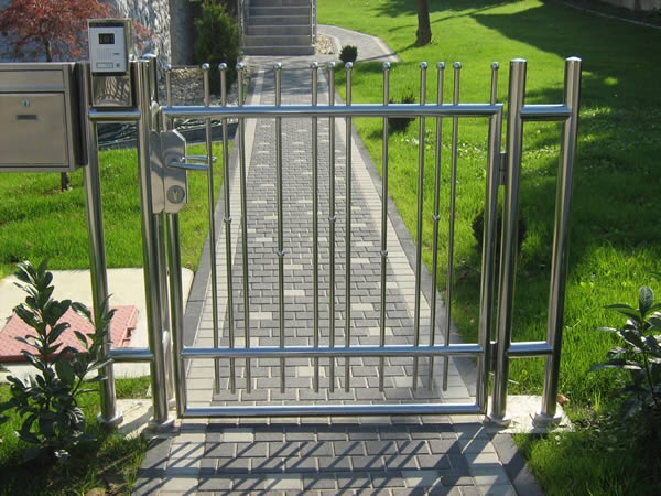 Dvorišna INOX ograda - ulaz u dvorište