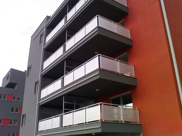Aluminijska vanjska balkonska ograda AKM 1 - staklena ispuna