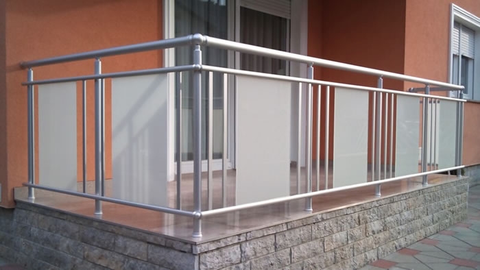 Aluminijska vanjska balkonska ograda AKM 2 - staklena ispuna