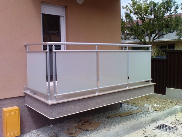 Aluminijska vanjska balkonska ograda AKM 3 - staklena ispuna