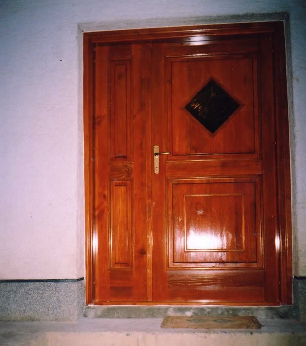 Drvena ulazna vrata 1 (Stolarija Memento)