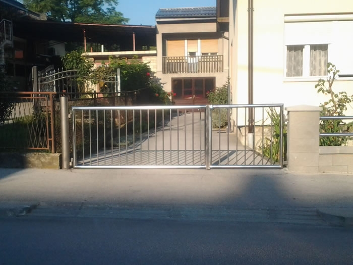 Dvorišna inox vrata i ograda