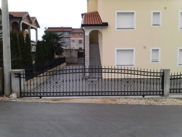 Dvorišna kovana klizna ograda