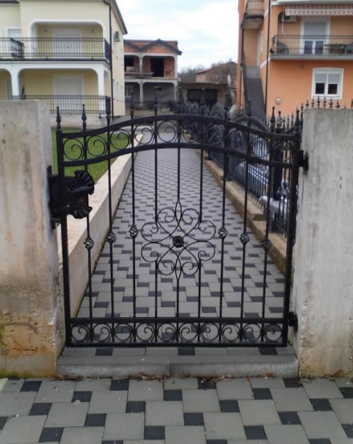 Dvorišna kovana kapija