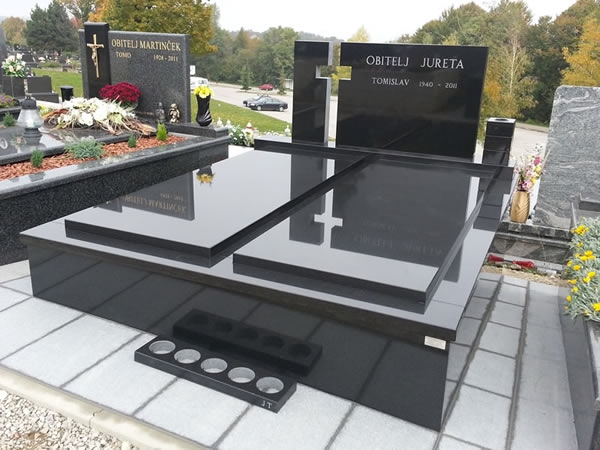 Nadgrobni spomenik 7 (Stipe Lucić kamenoklesarski centar i klesarstvo)