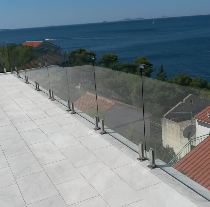 Staklena ograda terase na inox držačima