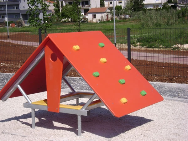 Dječja kućica - toplocinčane cijevi i HDPE elementi
