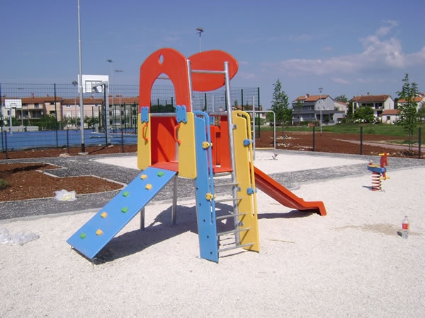 Dječji tobogan - toplocinčane cijevi i HDPE elementi