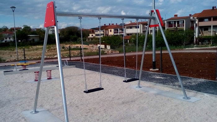 Ljuljačka s dvije gumene sjedalice - konstrukcija od toplocinčanih cijevi