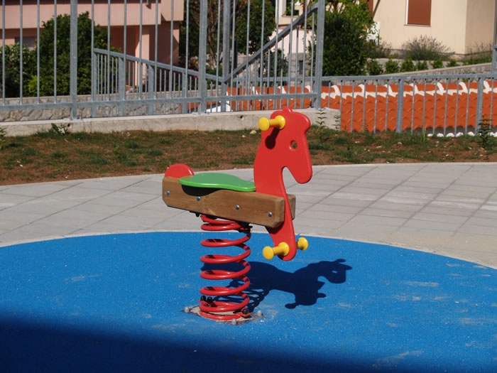 Njihalica na jednoj opruzi za jedno dijete, konjić