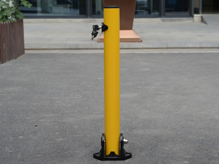 Parkirni stup za rezervaciju parking mjesta s ugrađenom bravom