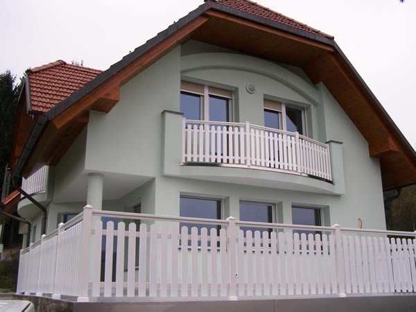 Aluminijska balkonska ograda s PVC letvicama
