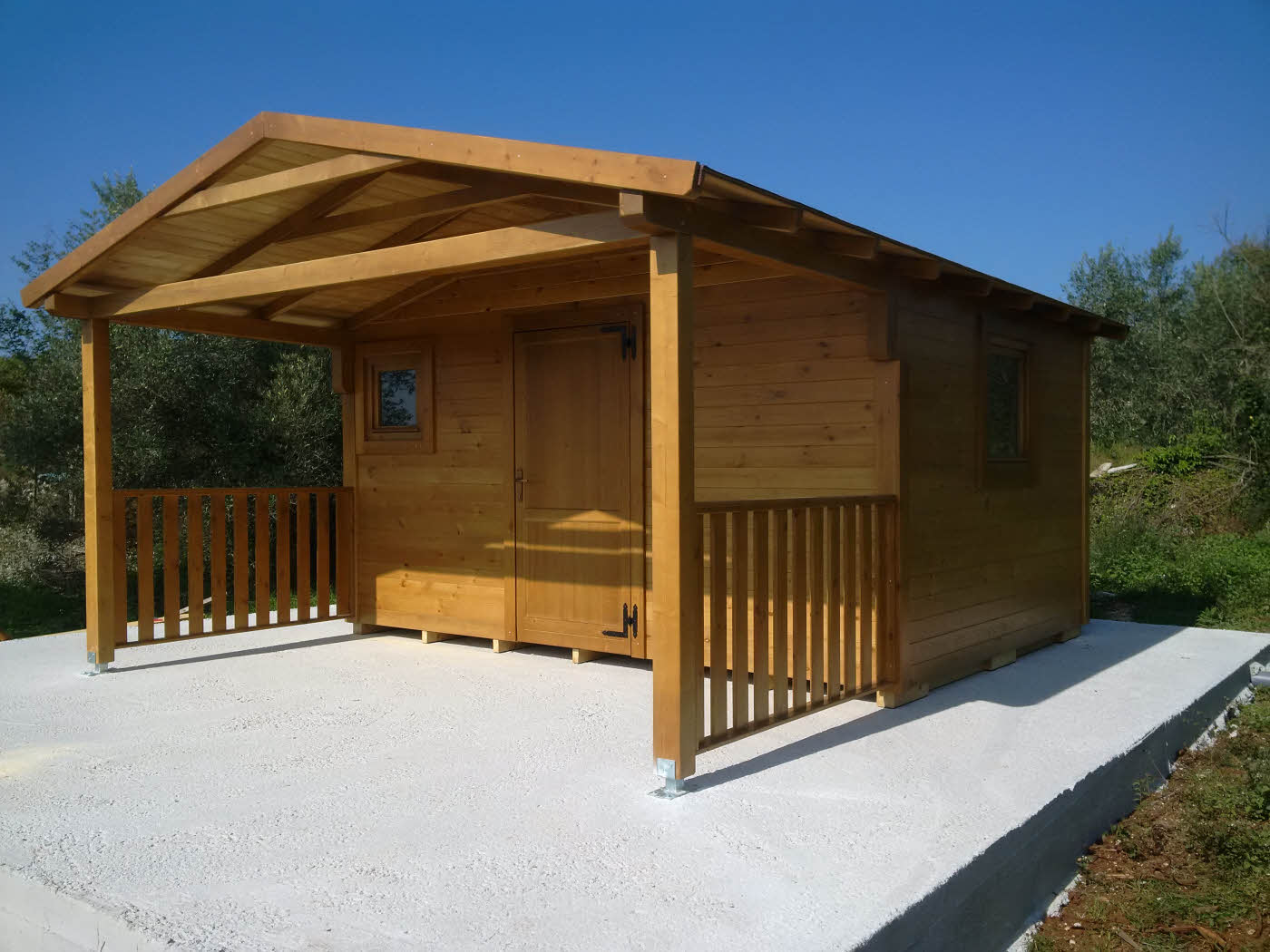Bungalov dimenzija 4 m x 4 m s trijemom 2 m x 4 m (drvena kućica)