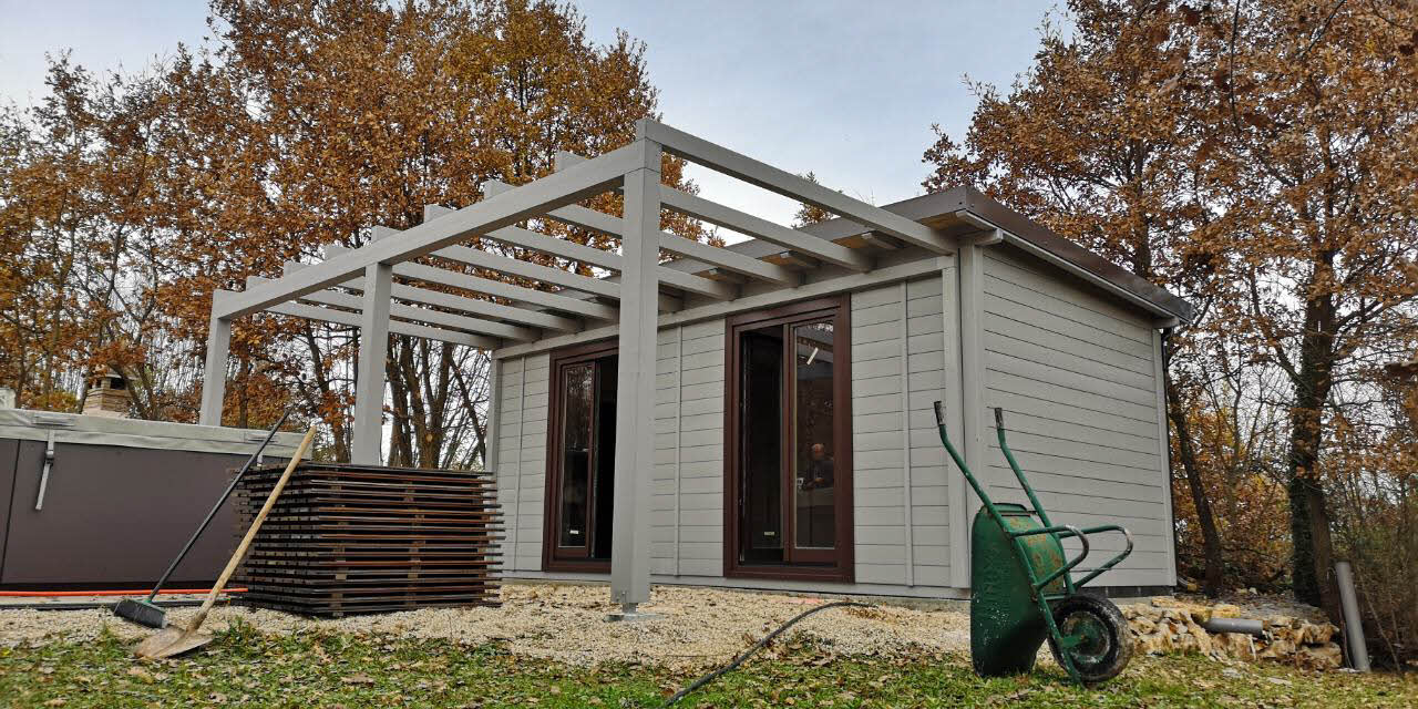 Bungalov dimenzija 6 m x 3 m s pergolom 2 (drvena kućica)