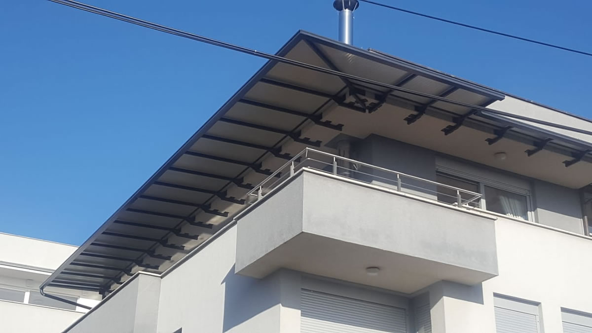 Konzolna nadstrešnica sa pokrovom od panela