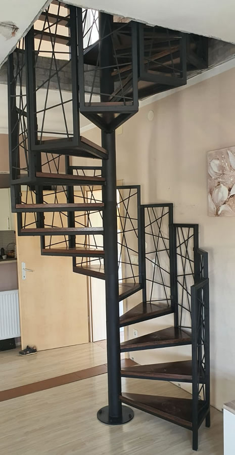 Kružno stepeniste s stepenastom modernom ogradom