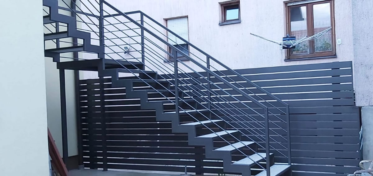 Kutno metalno antracit stepenište i lamelna pregrada
