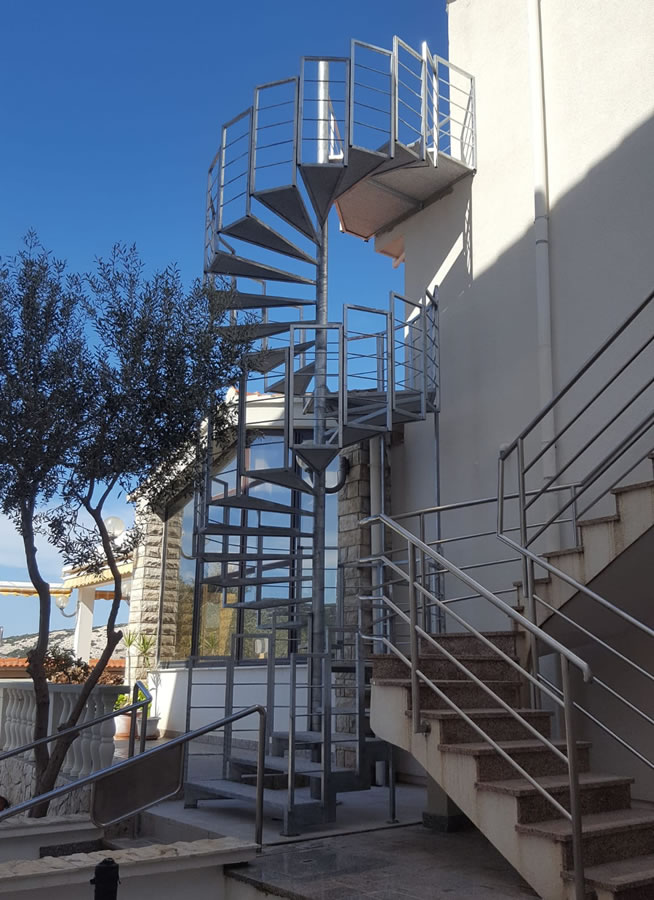 Spiralno vruće cinčano stepenište s gazištima od paljenog granita i stepenastom ogradom