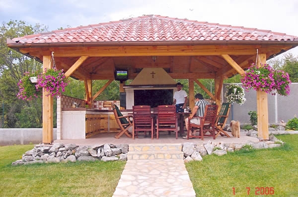 Vrtna kuhinja po narudžbi (ražanj-roštilj, kuhinjski elementi, radna ploha)