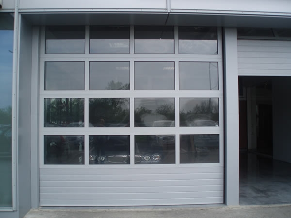 Sekcijska vrata s panelima od plexiglasa
