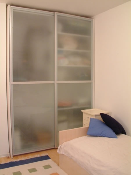 Ugradbeni ormar sa kliznim vratima 1 (B.K. stolarija)